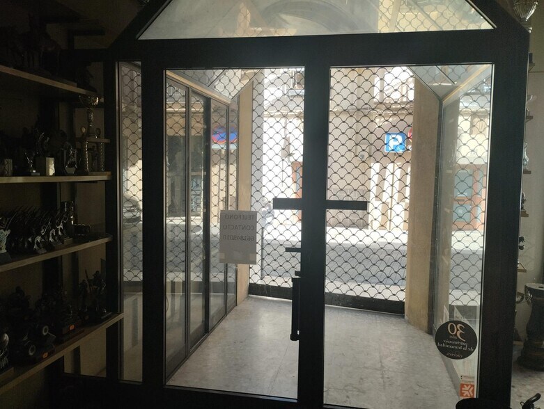 Commerce de détail dans Cáceres, Cáceres à louer - Photo du bâtiment - Image 2 de 10