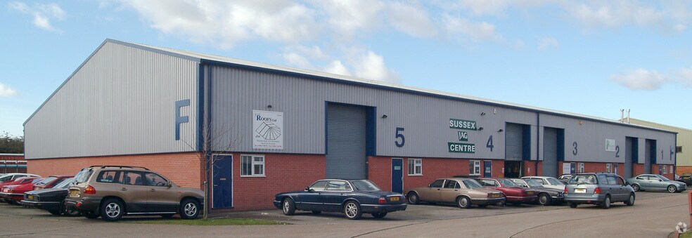 Burndell Rd, Ford à louer - Photo principale - Image 1 de 4