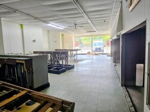 5277 N Elston Ave, Chicago, IL for lease Interior Photo- Image 2 of 8