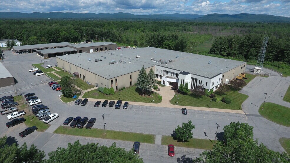 1 Apollo Dr, Glens Falls, NY à louer - Photo du bâtiment - Image 1 de 18