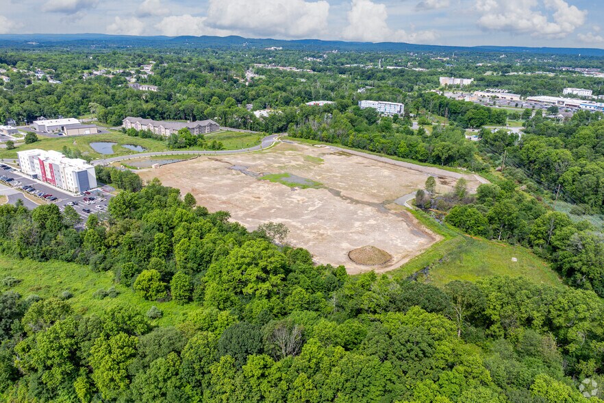 599 E Main St, Middletown, NY à louer - Photo du bâtiment - Image 1 de 14