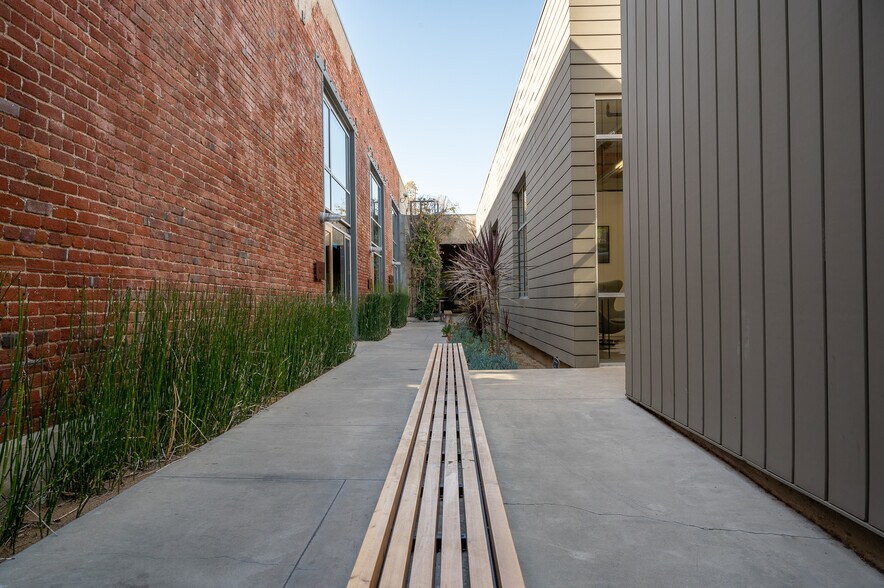 435-441 E 4th St, Long Beach, CA à louer - Photo du bâtiment - Image 3 de 9