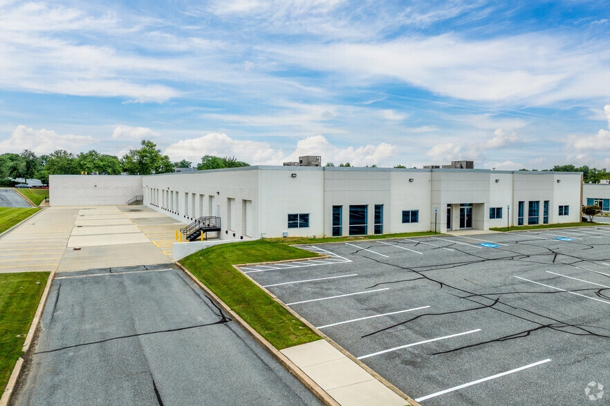 7142 Ambassador Rd, Windsor Mill, MD à louer - Photo du bâtiment - Image 2 de 4
