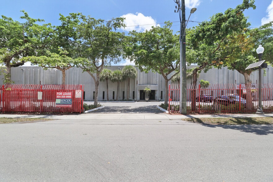 635-695 NW 4th Ave, Fort Lauderdale, FL à louer - Photo du bâtiment - Image 3 de 6