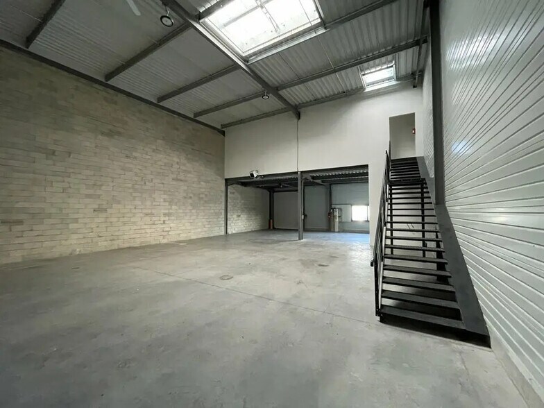 Flex in Aulnay-sous-Bois for lease - Interior Photo - Image 2 of 6