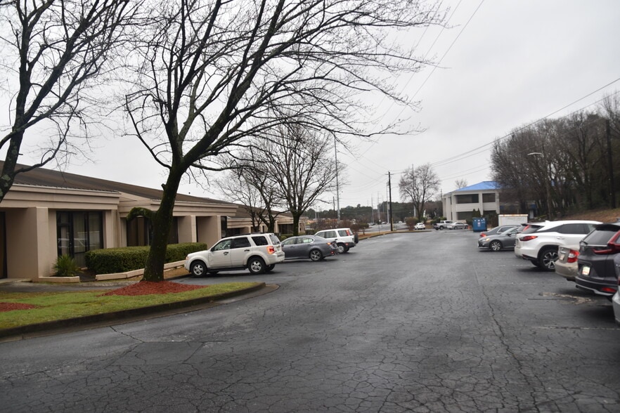 6113-6121 Oakbrook Pky, Norcross, GA for sale - Building Photo - Image 3 of 11