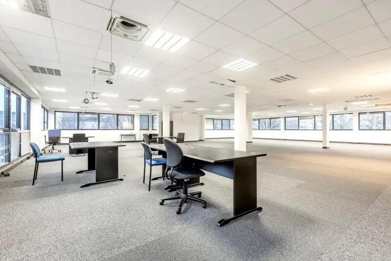 Office in Élancourt for lease - Interior Photo - Image 2 of 5