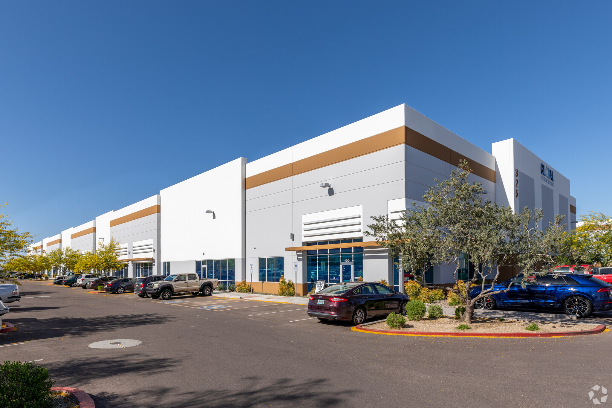 325 E Pinnacle Peak Rd, Phoenix, AZ for lease Primary Photo- Image 1 of 8