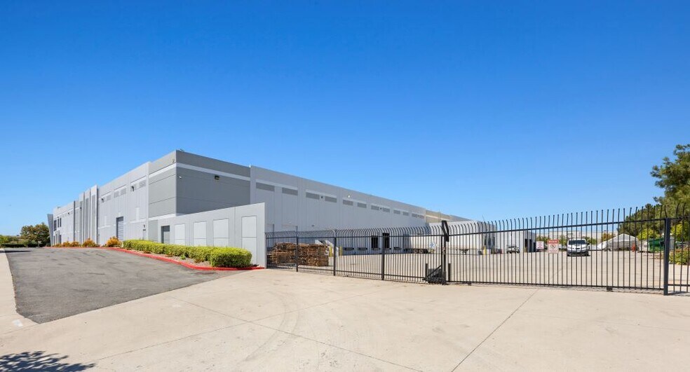 6060 Business Center Ct, San Diego, CA à louer - Photo du bâtiment - Image 3 de 11
