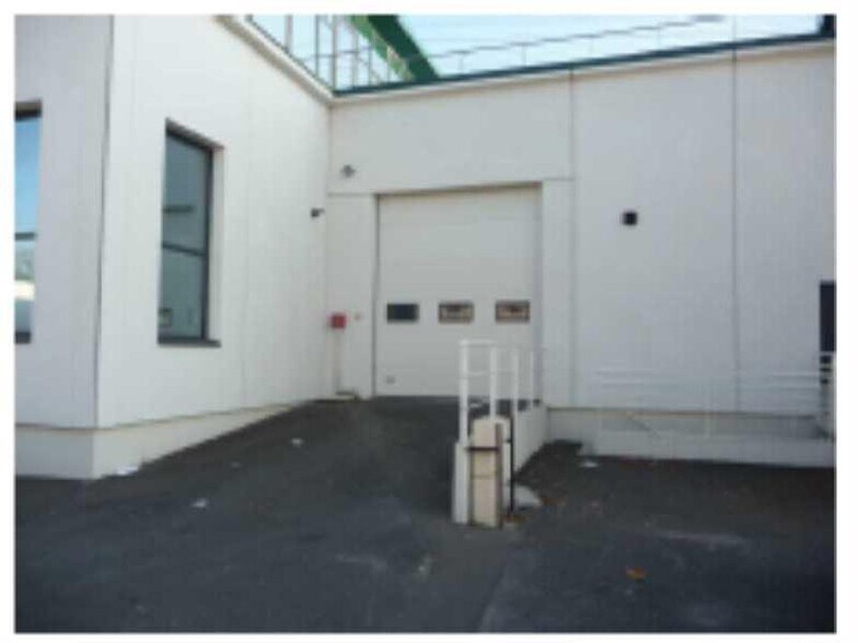 Bureau dans Villeneuve-la-Garenne à louer - Photo du bâtiment - Image 2 de 8