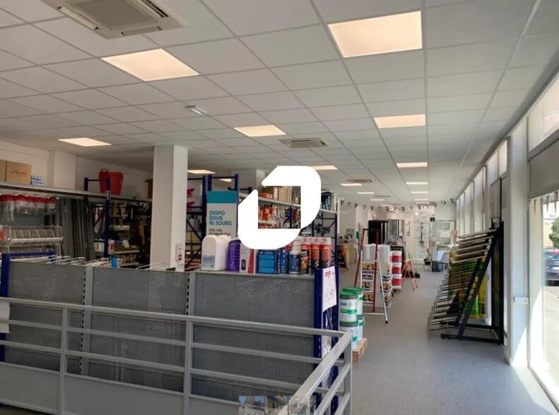 Retail in Grenoble for lease - Interior Photo - Image 3 of 3