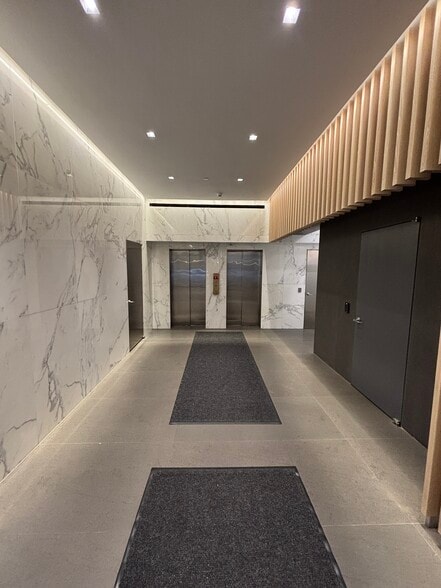 120 E 56th St, New York, NY for lease - Lobby - Image 2 of 15