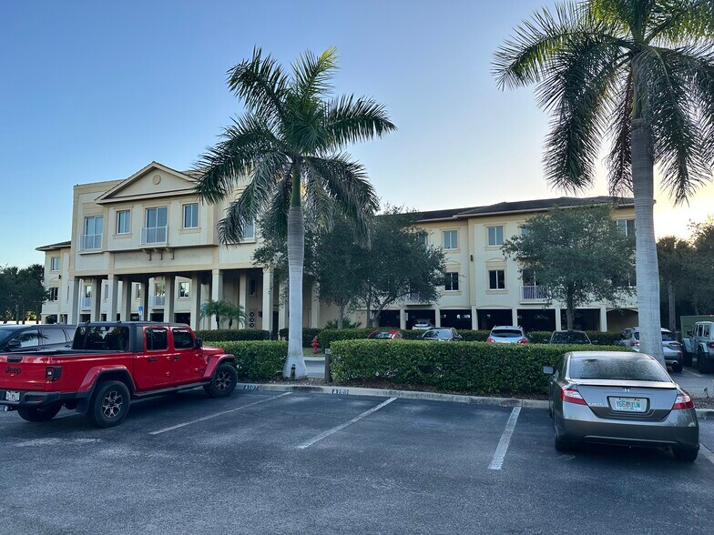 1110 Pine Ridge Rd, Naples, FL à vendre - Photo du bâtiment - Image 2 de 3