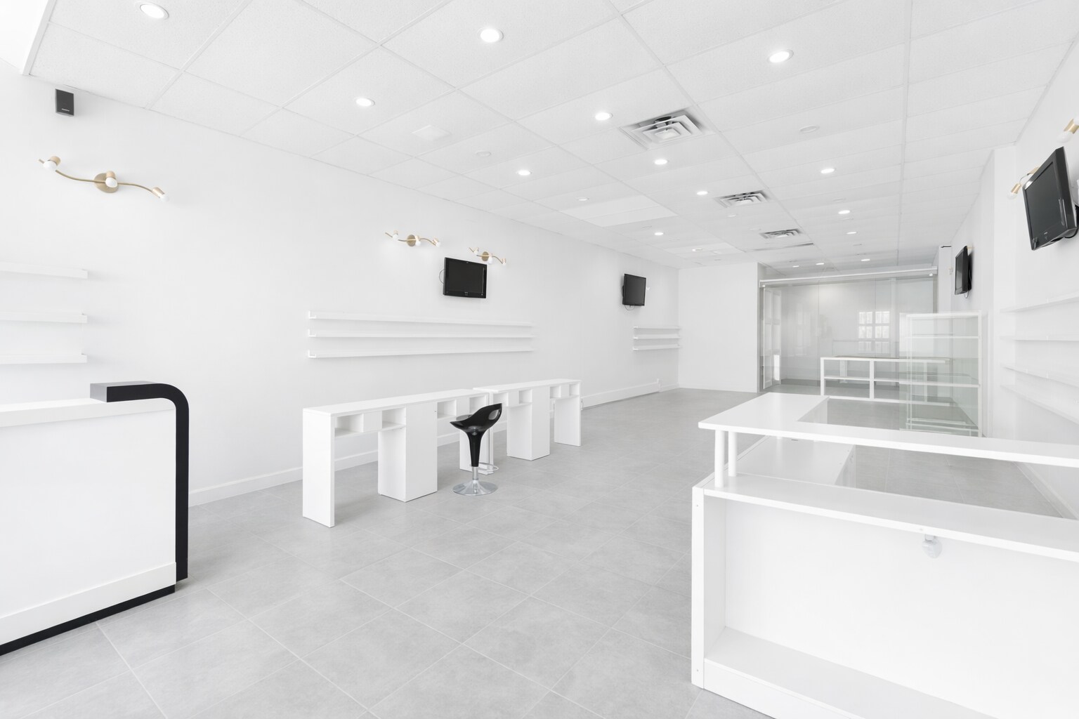 5324-5348 Ch Queen-Mary, Montréal, QC for lease Interior Photo- Image 1 of 4