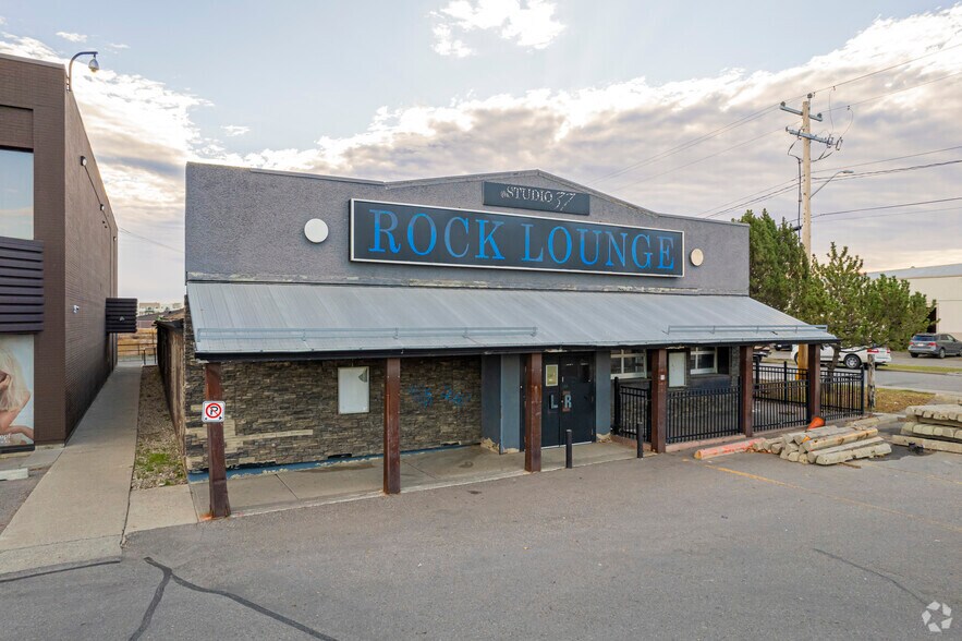 1610 37th St SW, Calgary, AB à louer - Photo principale - Image 2 de 2