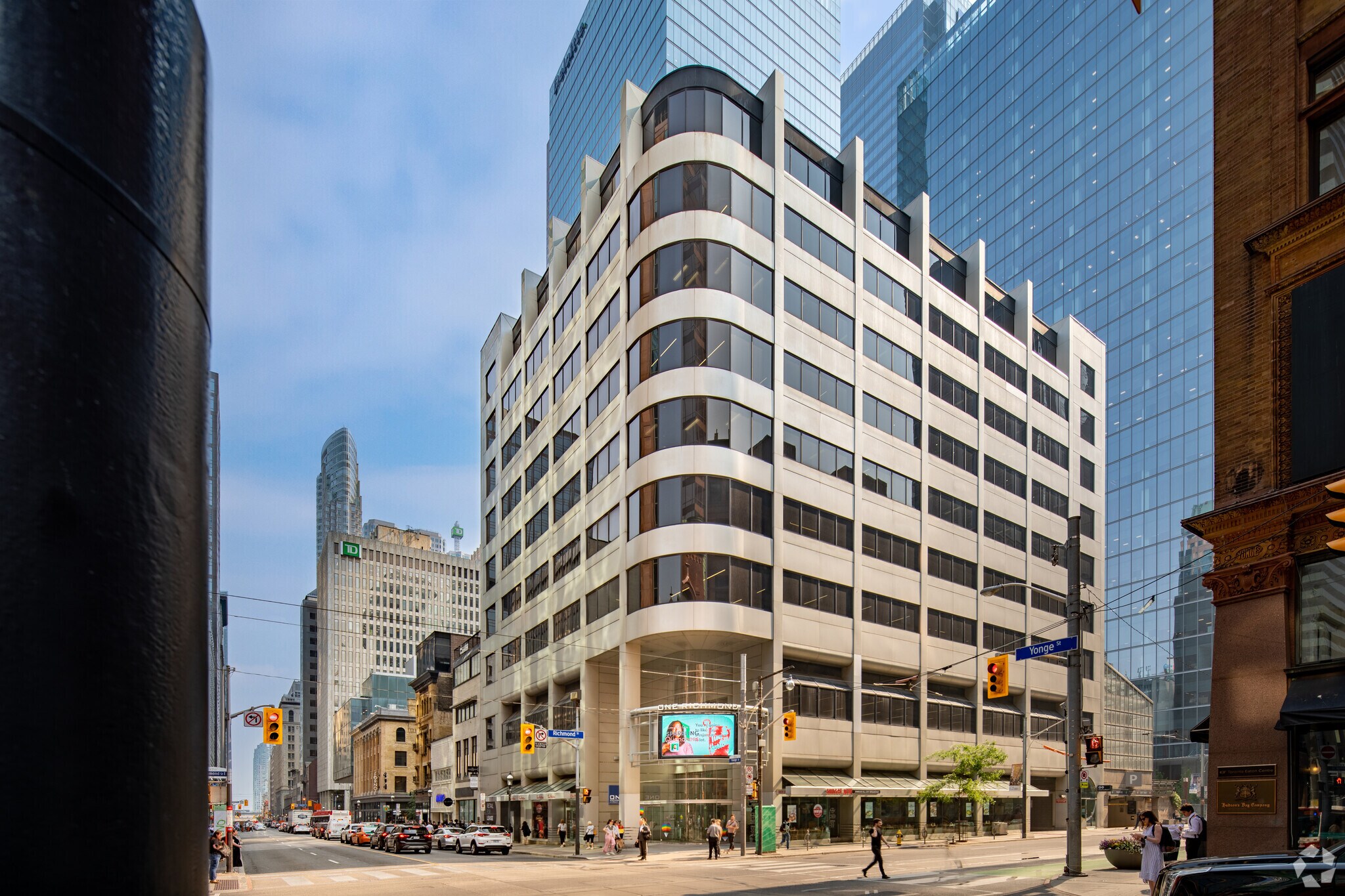 1 Richmond St W, Toronto, ON à louer Photo du bâtiment- Image 1 de 6
