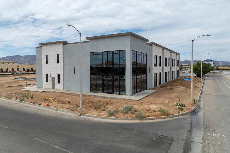 41255 11th St W, Palmdale, CA à vendre - Photo du bâtiment - Image 3 de 52