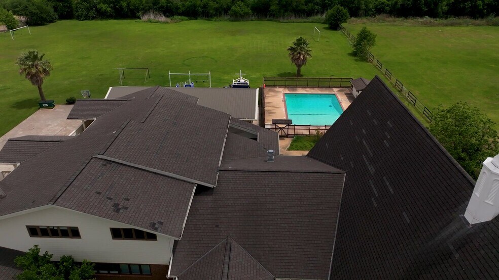 4309 Young St, Pasadena, TX à vendre - Vidéo sur l’inscription commerciale - Image 2 de 25