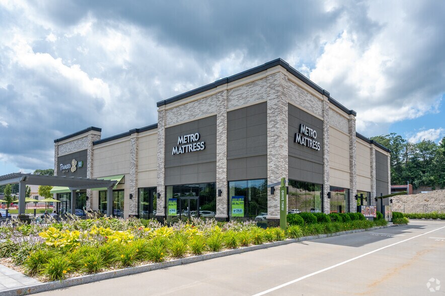 769 Bridgeport Ave, Shelton, CT à vendre - Photo du bâtiment - Image 3 de 6