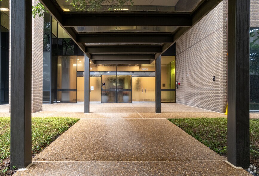 5851 San Felipe St, Houston, TX à louer - Photo du bâtiment - Image 3 de 11