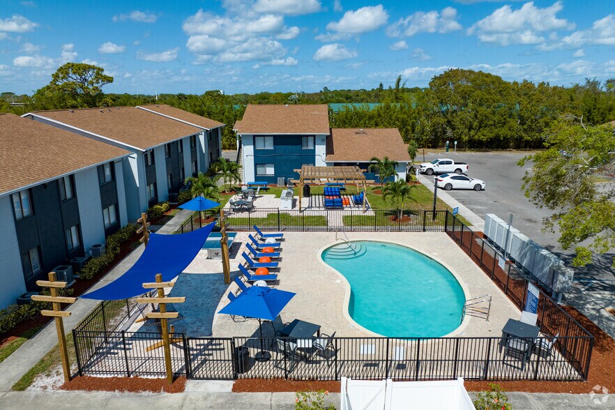 150 E University Blvd, Melbourne, FL à vendre - Photo du bâtiment - Image 2 de 29