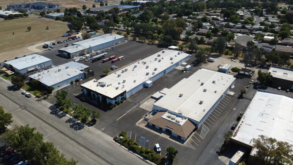 1750 Commerce Way, Paso Robles, CA à vendre - Photo du bâtiment - Image 2 de 25