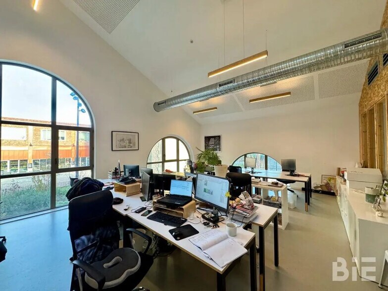 Office in Bordeaux for lease - Interior Photo - Image 2 of 8
