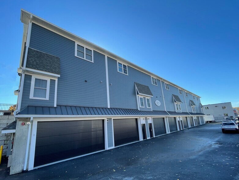 42 Felton St, Waltham, MA à vendre - Photo du bâtiment - Image 1 de 29