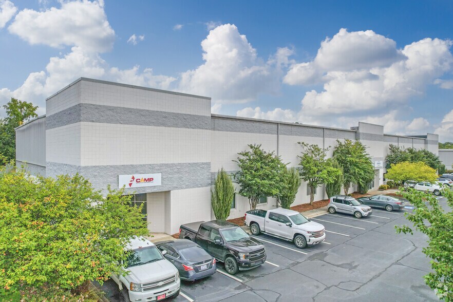 601 Eagleton Downs Dr, Pineville, NC à louer - Photo du bâtiment - Image 2 de 4