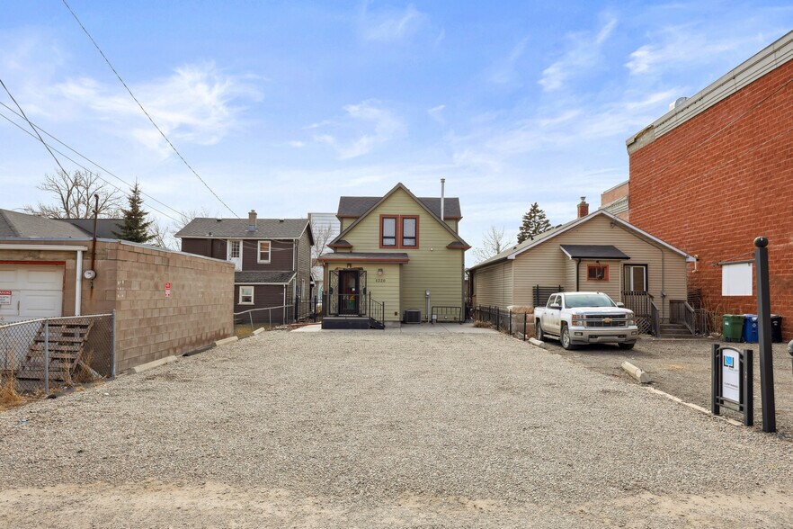 1220 10 Av SE, Calgary, AB à vendre - Photo du bâtiment - Image 2 de 13