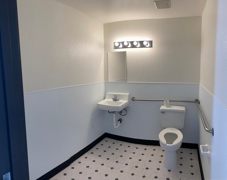 5859 Rosebud Ln, Sacramento, CA à louer - Photo du bâtiment - Image 2 de 13