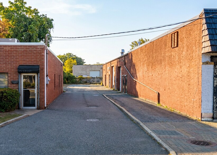 411 Broadway, West Babylon, NY à louer - Photo du bâtiment - Image 2 de 4