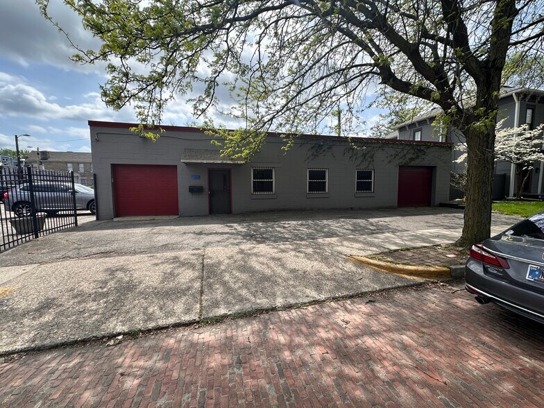 225 E 10th St, Indianapolis, IN à vendre - Photo du bâtiment - Image 3 de 15