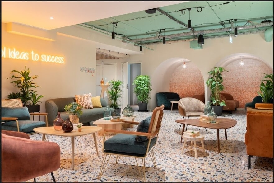 Office in Paris for lease - Lobby - Image 3 of 9