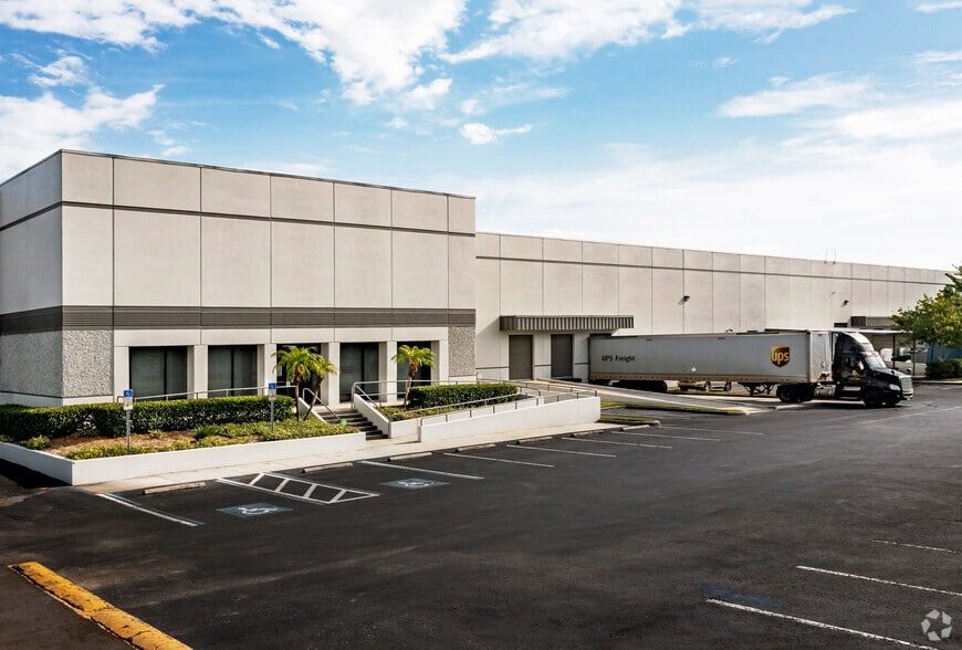 7340 Bryan Dairy Rd, Largo, FL for lease - Building Photo - Image 2 of 9