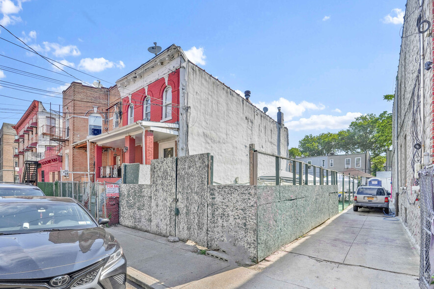 683 Cleveland St, Brooklyn, NY for sale - Building Photo - Image 1 of 17