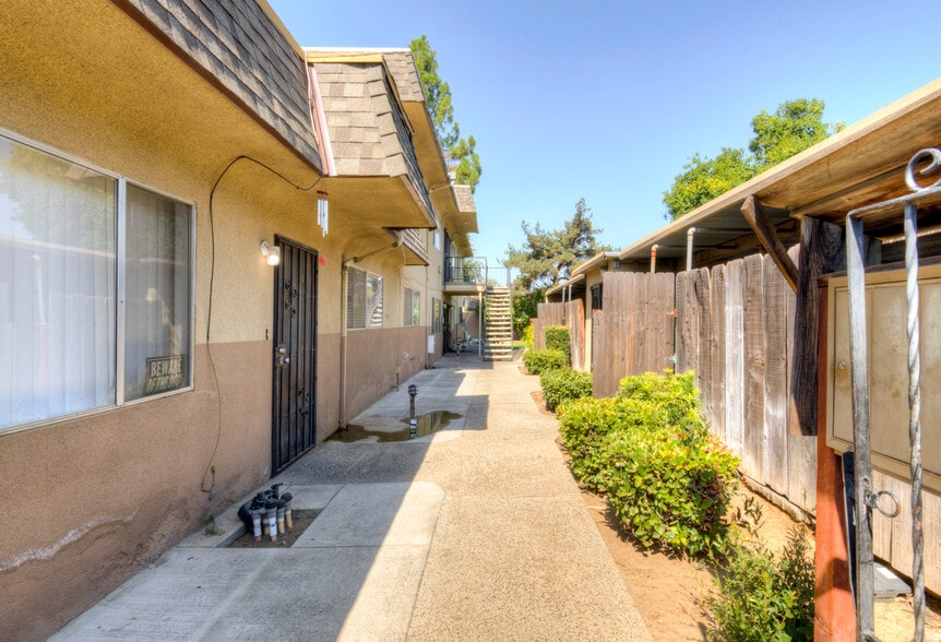 6075 N Poplar Ave, Fresno, CA à vendre - Photo du bâtiment - Image 2 de 11