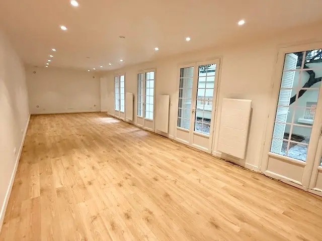 Office in Paris for lease Interior Photo- Image 1 of 6