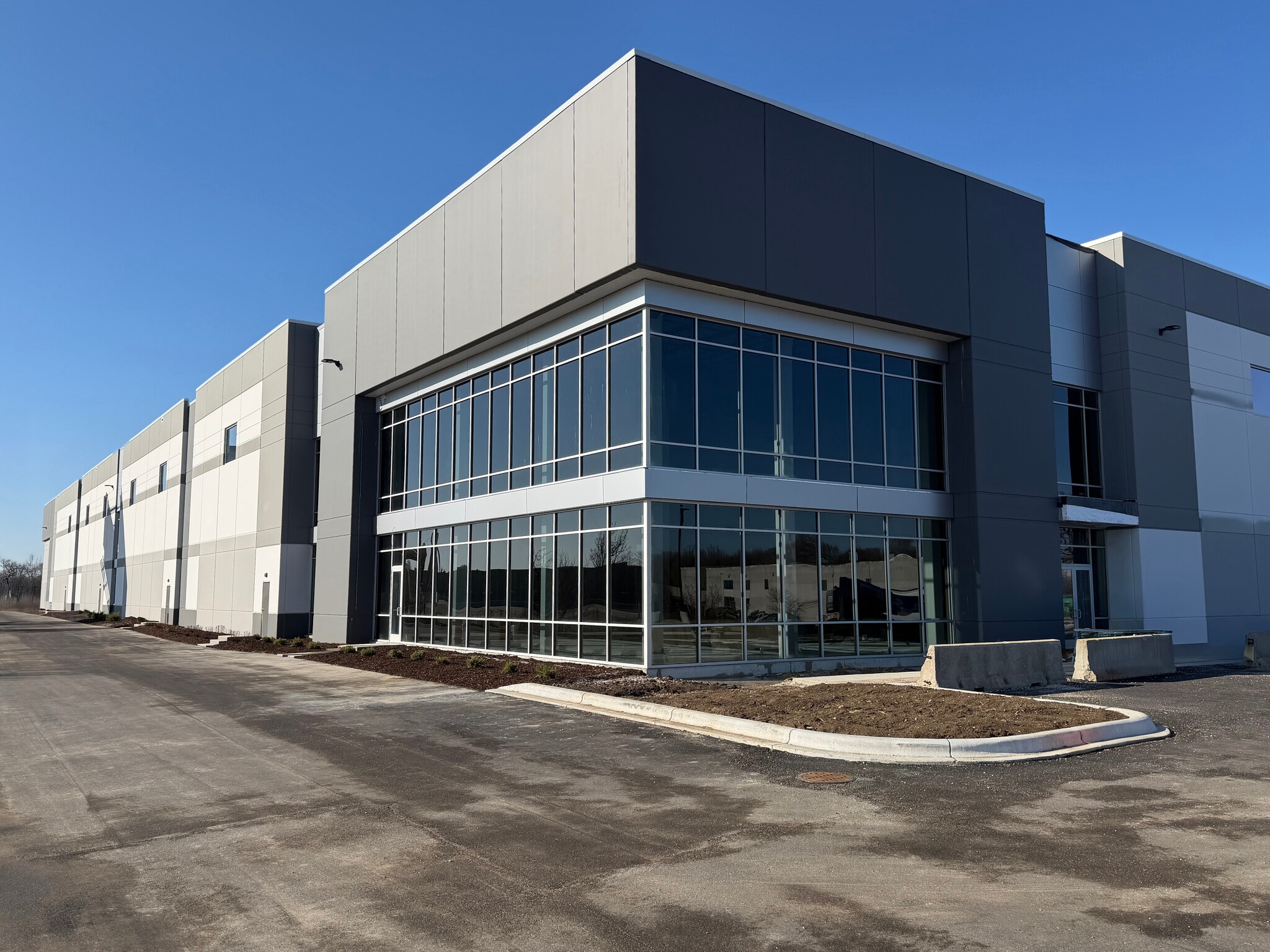 10000 S Ridgeview Dr, Oak Creek, WI for lease Primary Photo- Image 1 of 10