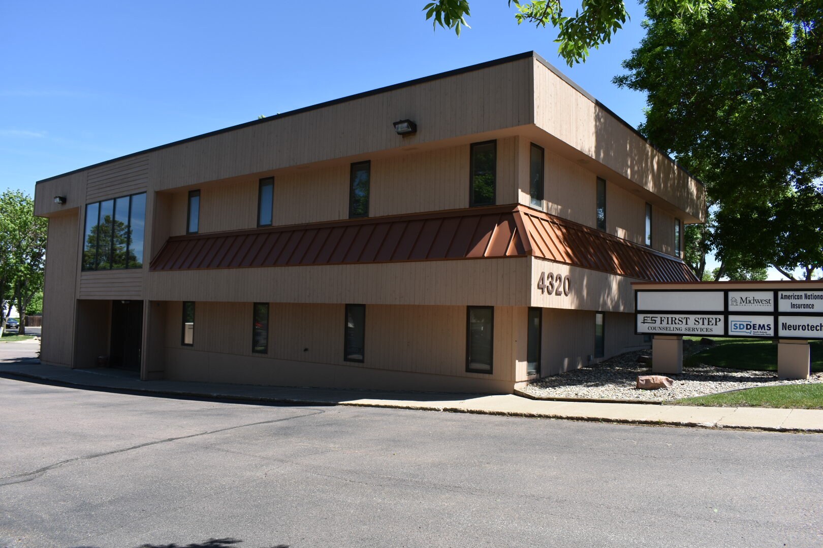 4320 S Louise Ave, Sioux Falls, SD for lease Building Photo- Image 1 of 10