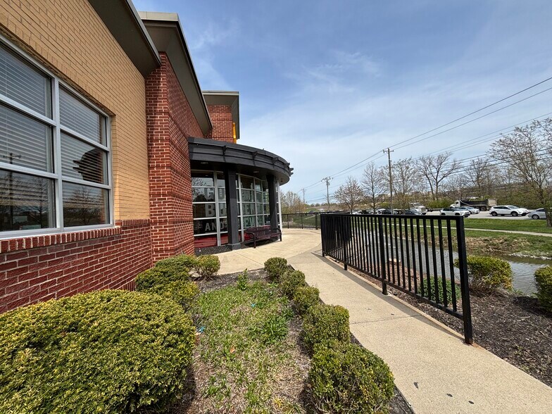 5013 Bowen Dr, Mason, OH à vendre - Photo du bâtiment - Image 3 de 15