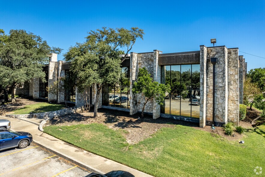 7400 Blanco Rd, San Antonio, TX à louer - Photo du bâtiment - Image 1 de 4