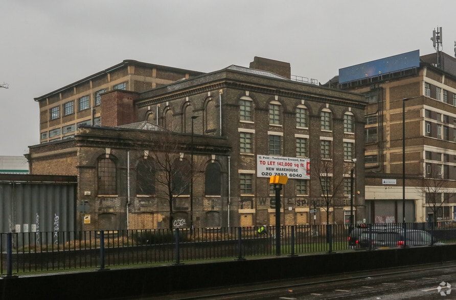 23-26 Gillender St, London for lease - Building Photo - Image 2 of 4