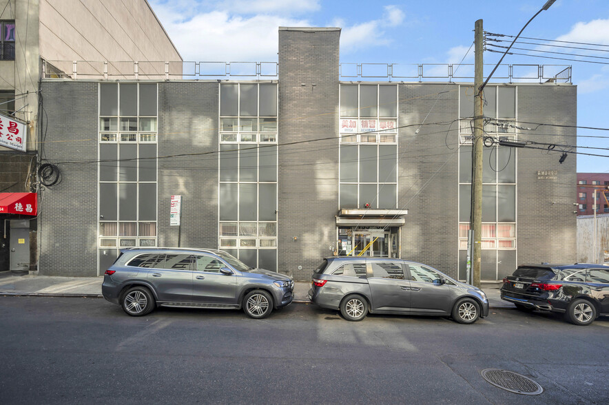 133-50 41st Ave, Flushing, NY à louer - Photo du bâtiment - Image 2 de 6