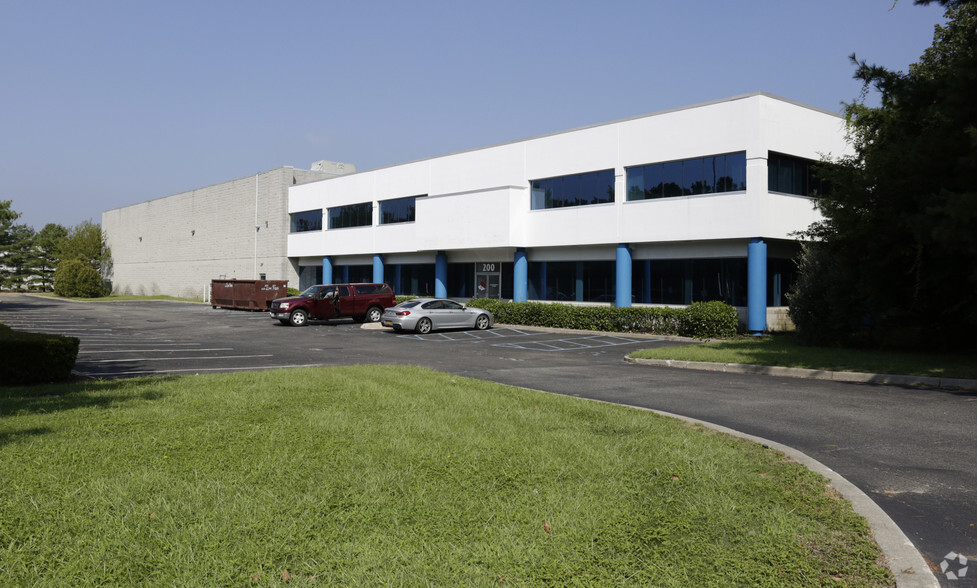 200 Trade Zone Dr, Ronkonkoma, NY for lease - Primary Photo - Image 1 of 7