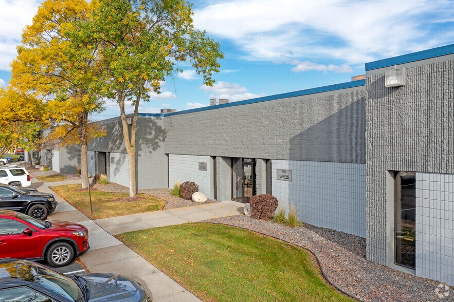 7320-7350 Ohms Ln, Edina, MN à louer - Photo du bâtiment - Image 1 de 4
