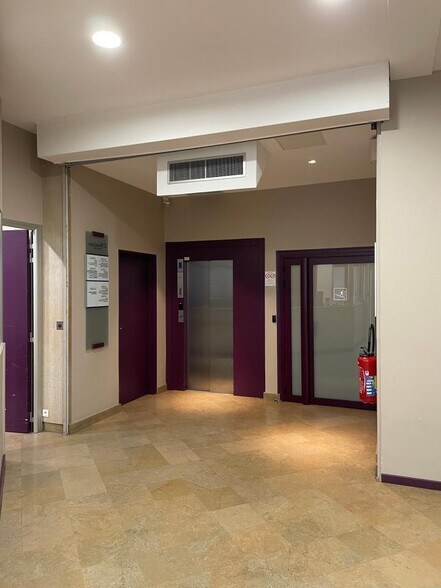Office in Montreuil for lease - Lobby - Image 3 of 8