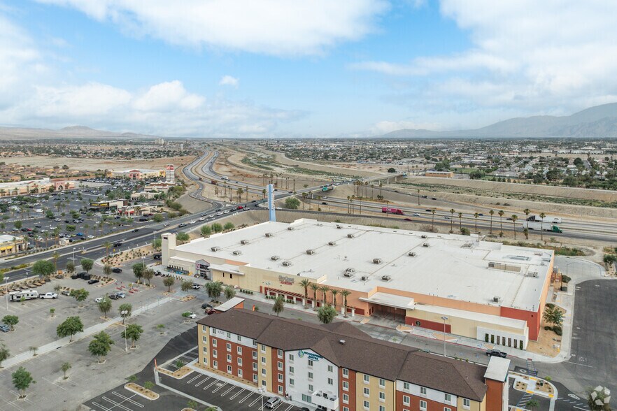 42625 Jackson St, Indio, CA à louer - Photo du bâtiment - Image 3 de 8