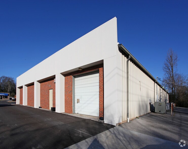 915 Jefferson St SE, Athens, AL à louer - Photo du bâtiment - Image 2 de 2