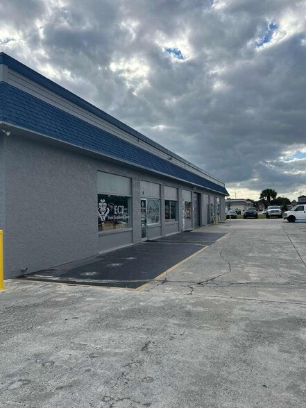 1592 SE Village Green Dr, Port Saint Lucie, FL for lease - Building Photo - Image 1 of 7